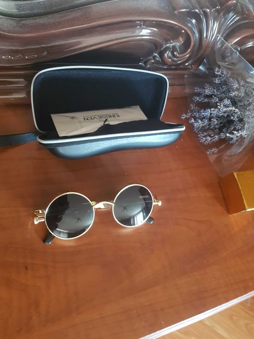 Стильні  солнцезахисні окуляри.