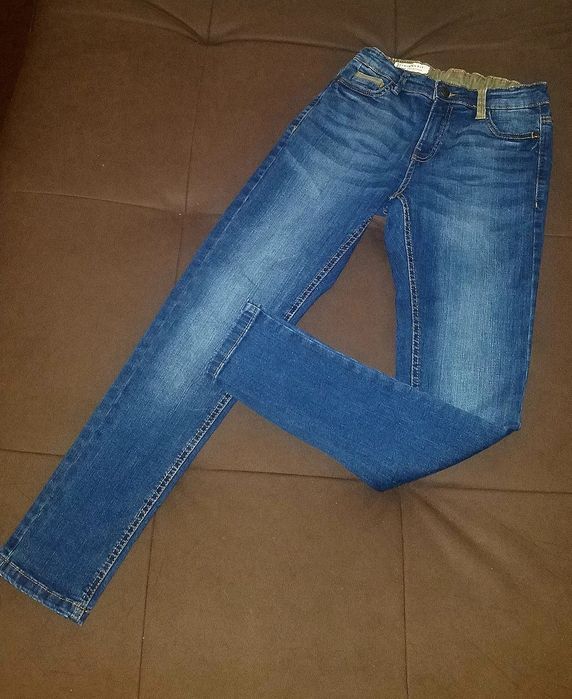 Джинсы на девочку 12 лет рост-152см