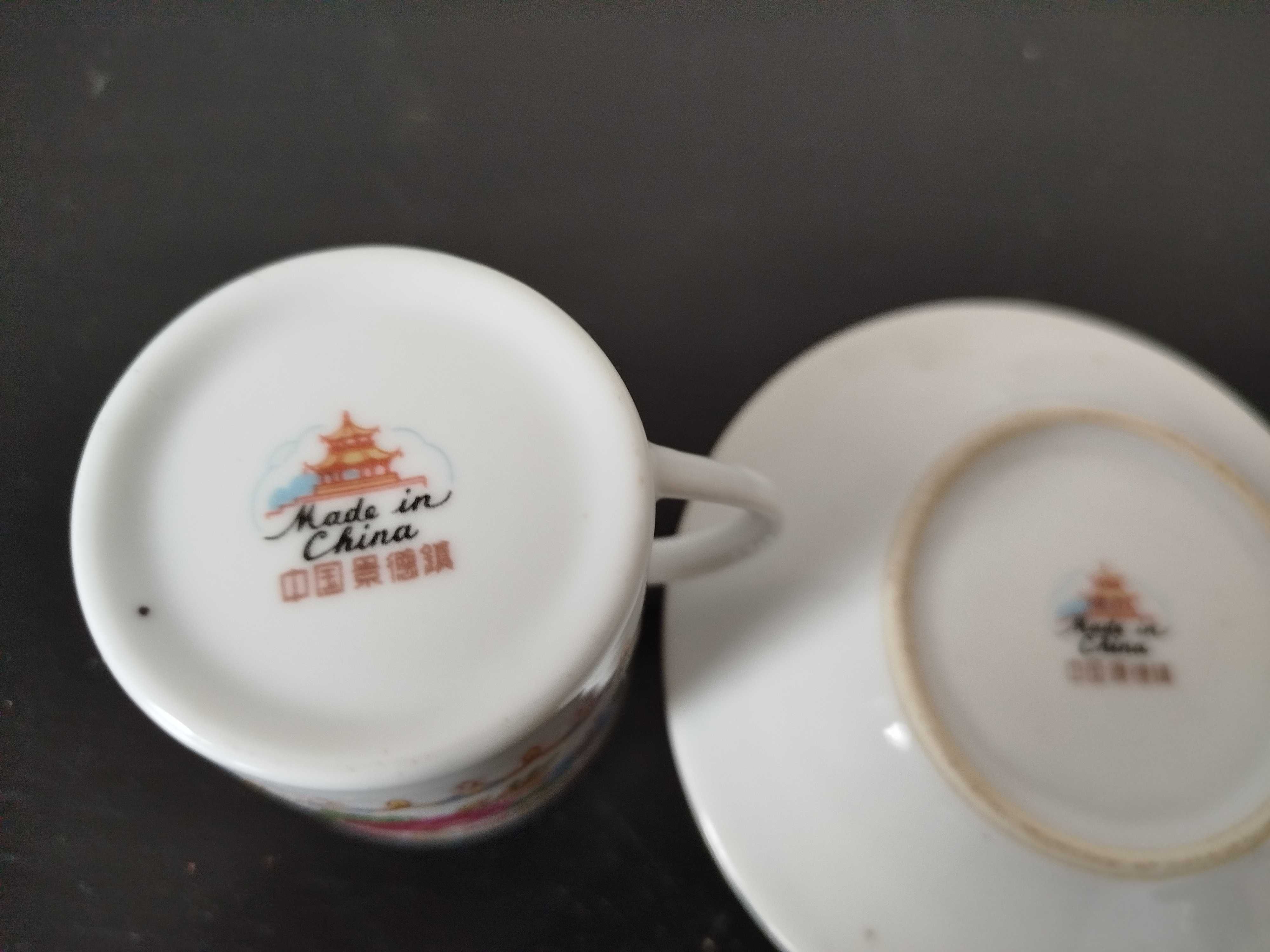 Três chávenas de café duas iguais e uma diferente