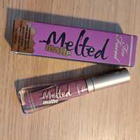 Too Faced Melted Matte pomadka w kolorze Queen B