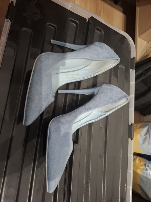 Zamszowe błękitne/szare szpilki firmy DeeZee w dobrym stanie rozm.37