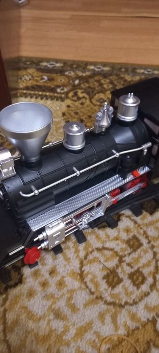 Потяг "Ера паровозів " з світло -музичними ефектами ,йде пар з труби