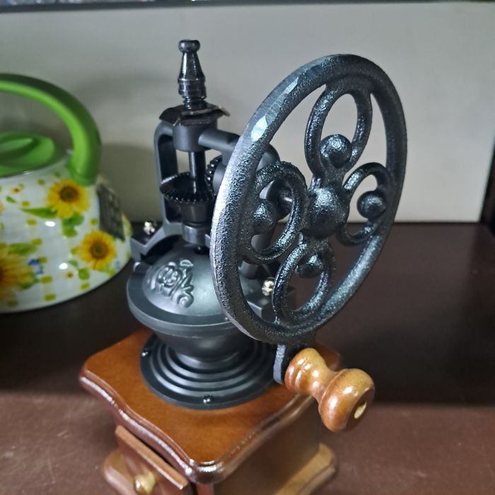 Młynek ręczny do kawy z kołem w stylu retro vintage