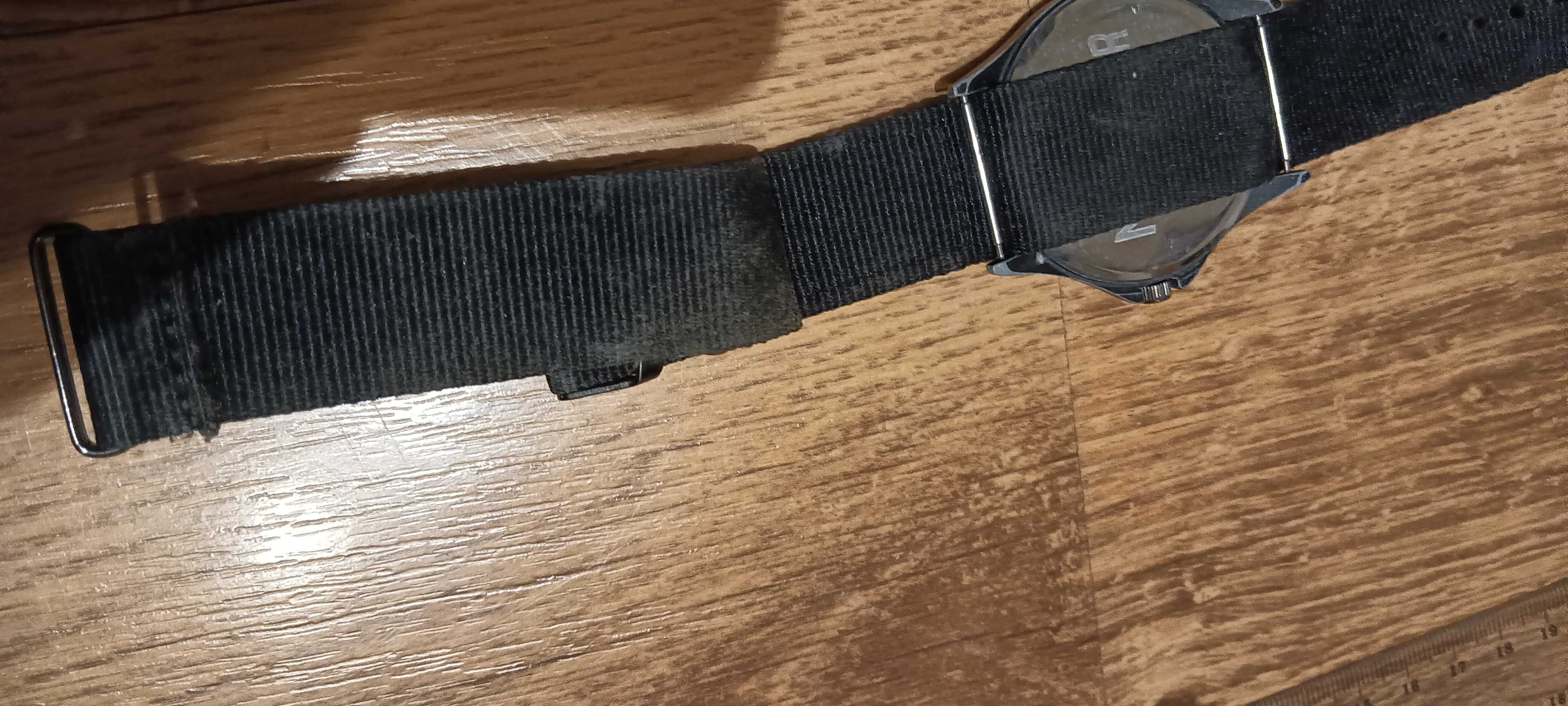 Zegarek na rękę czarny analogowy, ślady użycia