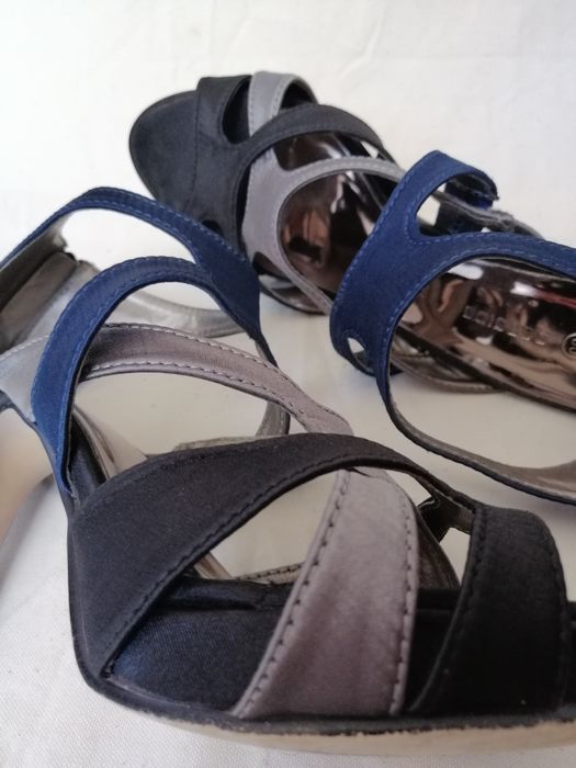 Sandálias de salto alto fino tricolor acetinadas