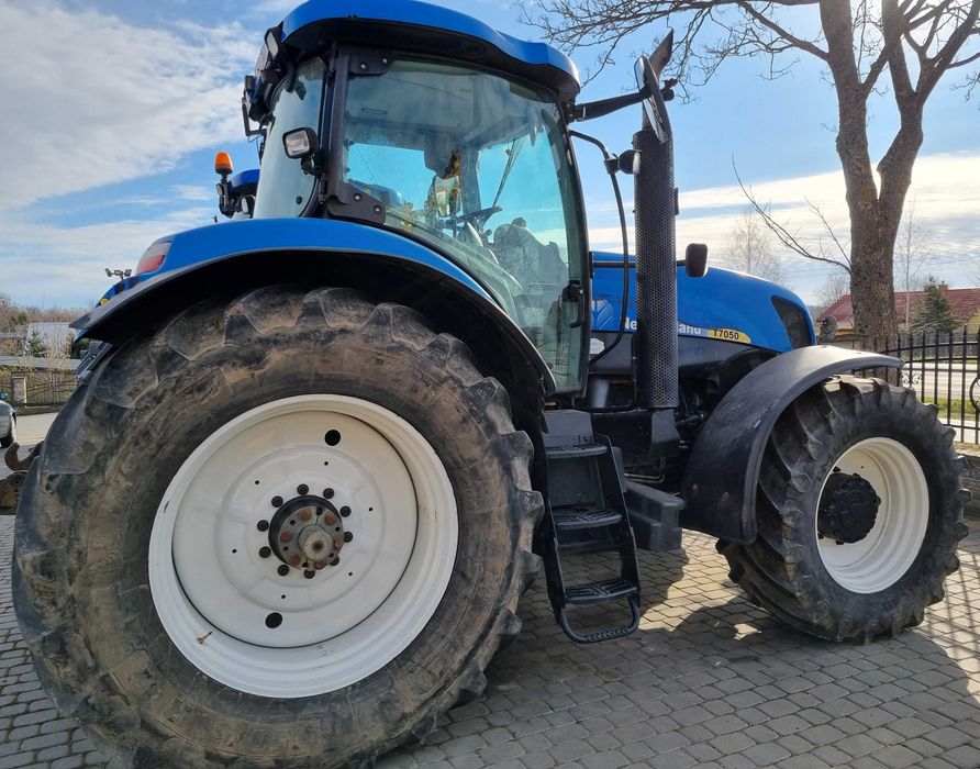 New Holland T7050