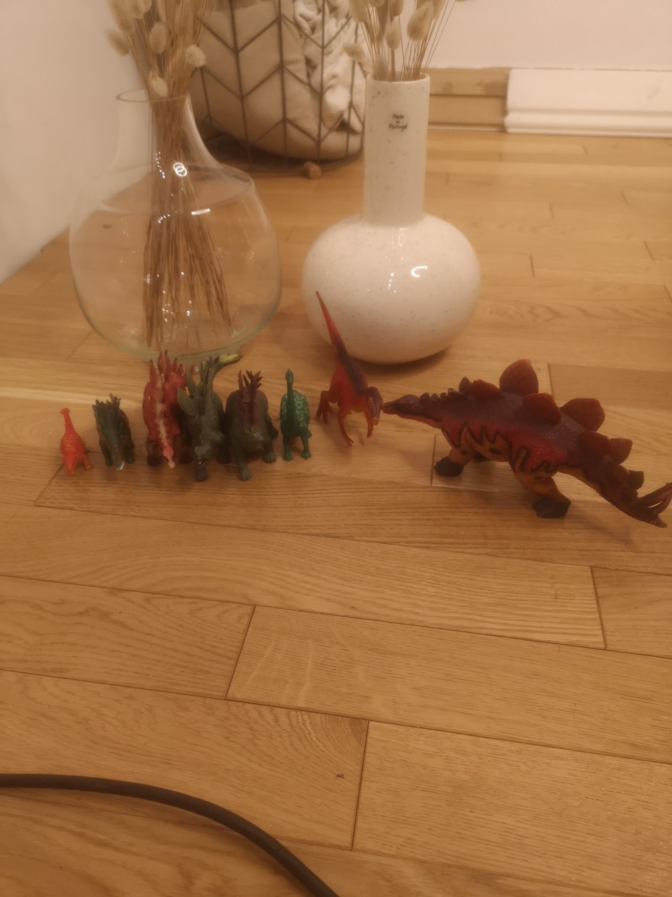 Duży dinozaur i 7 małych dinozaurów rużnych gatunków