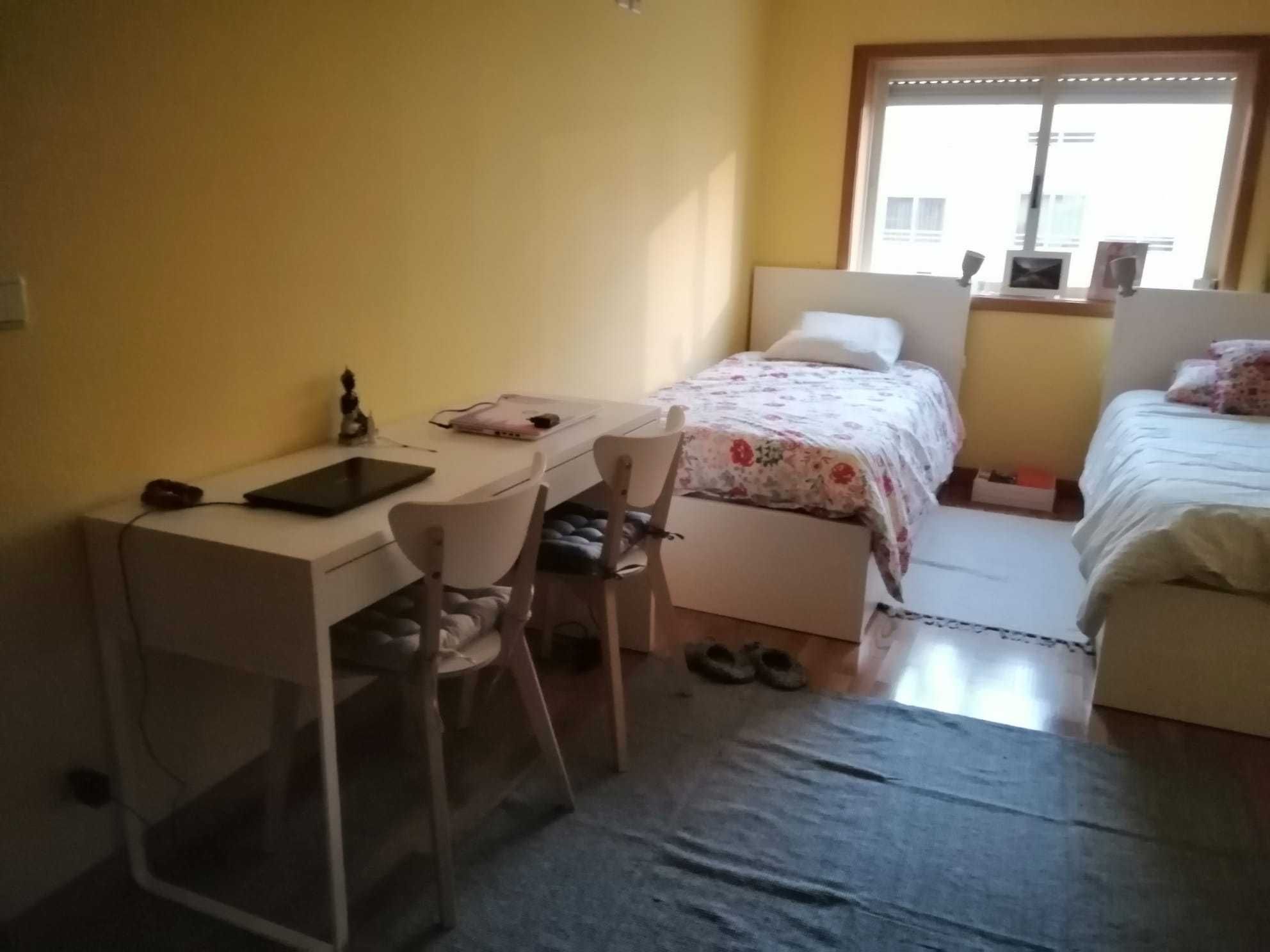 Mesa de Estudo Dupla MICKE (IKEA)
