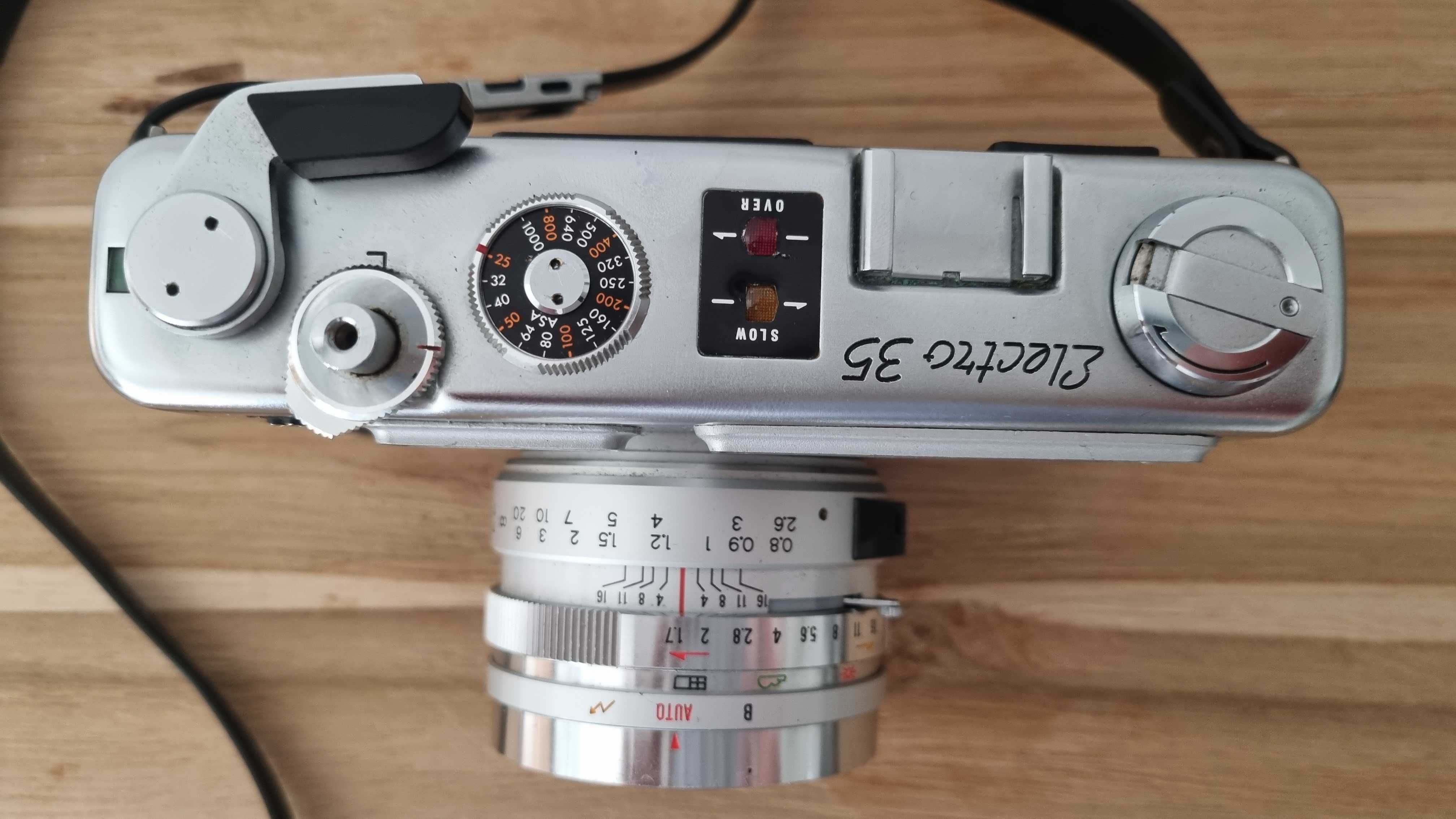 Stary aparat analogowy na kliszę lustrzanka Yashica Electro 35