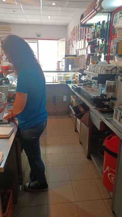 Pastelaria café a funcionar, chave na mão