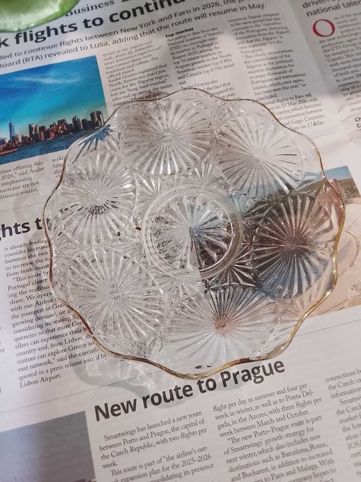 Taça e prato de aperitivos