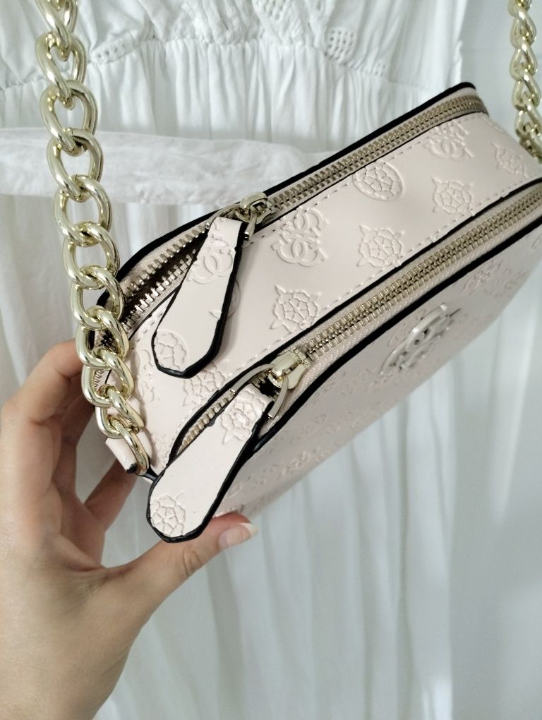 Listonoszka różowa pudrowa guess noelle logo monogram złoty łańcuch