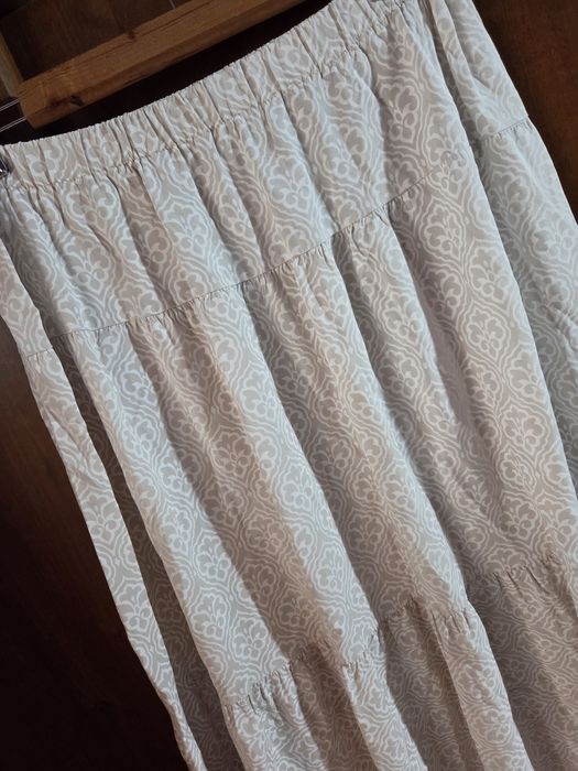 Włoska długa spódnica rozkloszowana beżowo-biała na gumie, rozmiar uni
