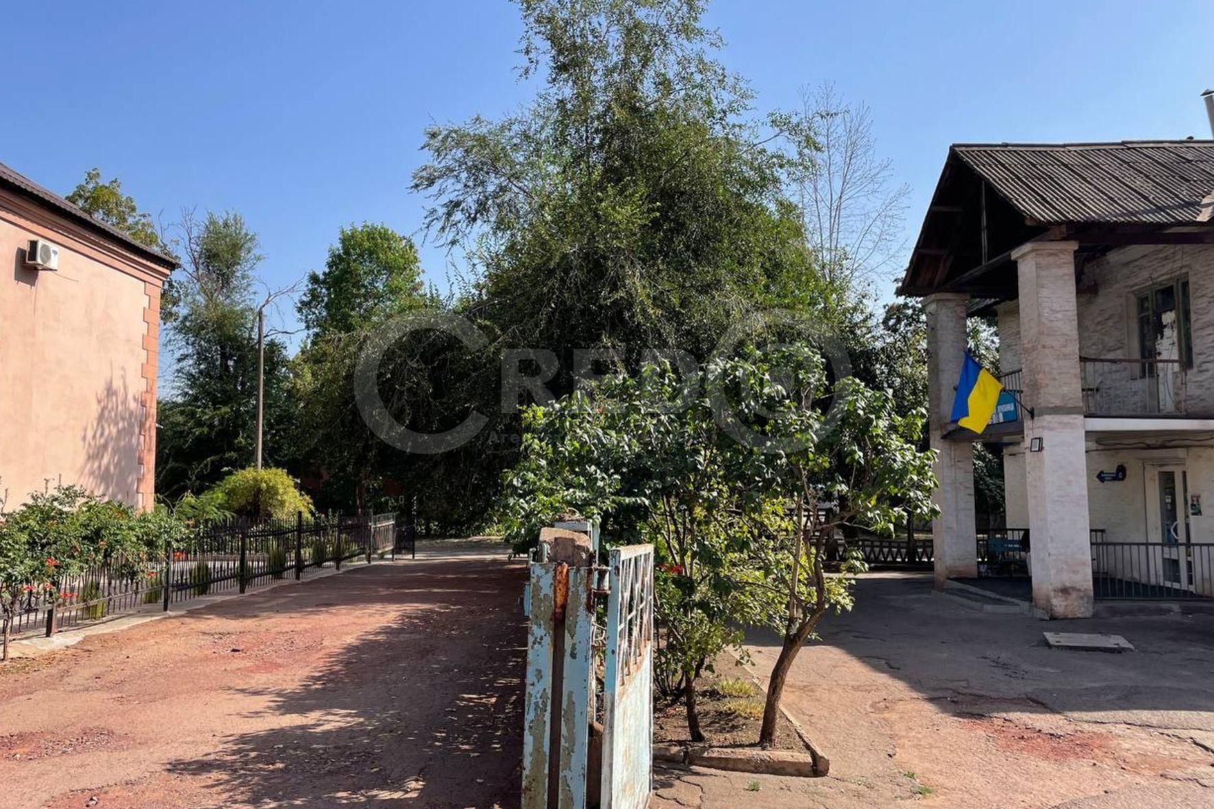 Продаж окремо розташованої 2-х поверхової будівлі, р-н 44 квартал.