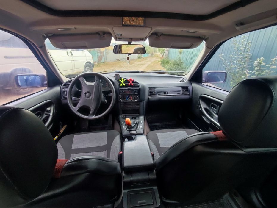 БМВ е 36  ,1993 року  ,обем 1,6 бенз.