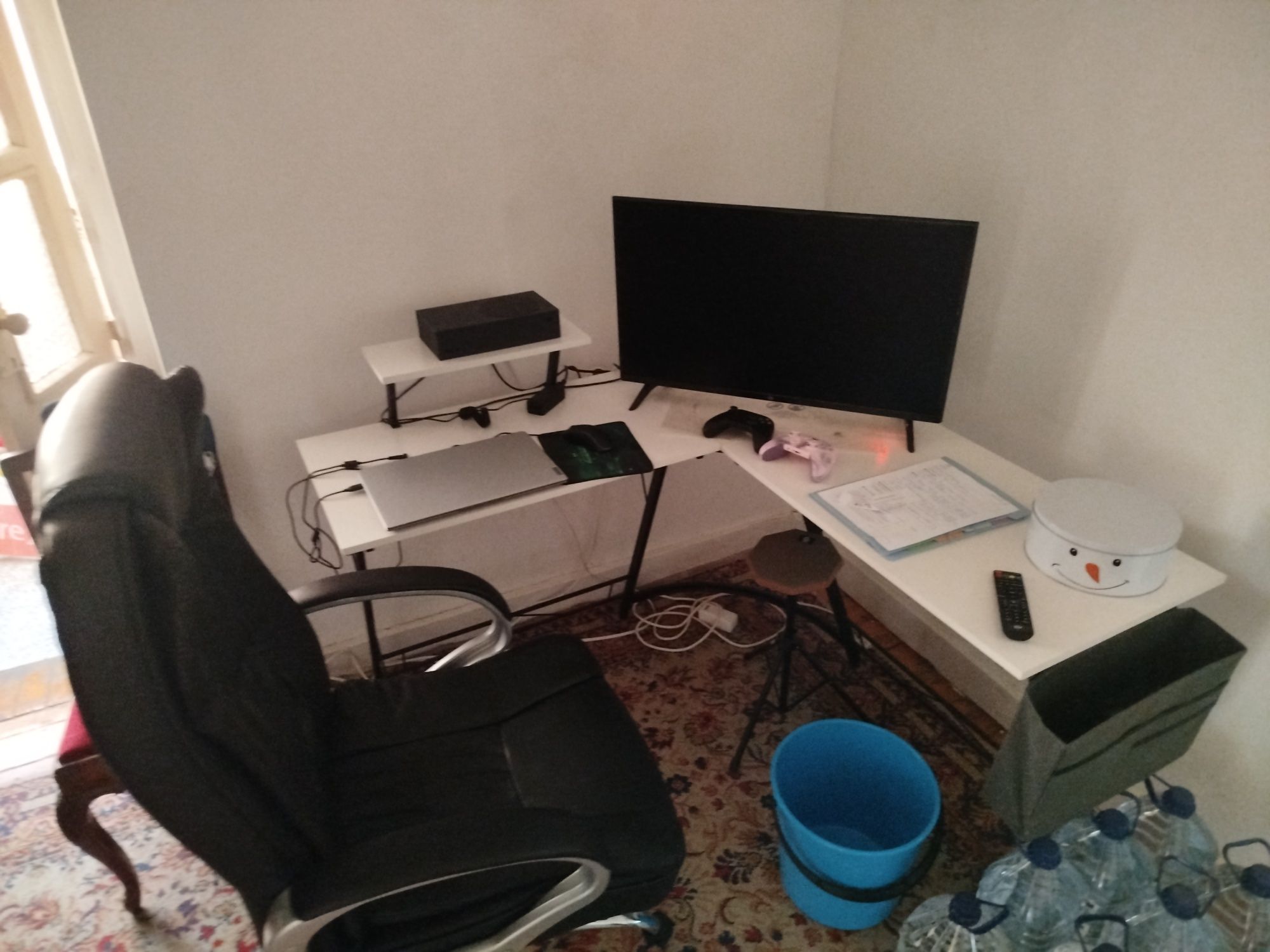 Vendo secretaria,cadeira ,Xbox , notebook e televisão