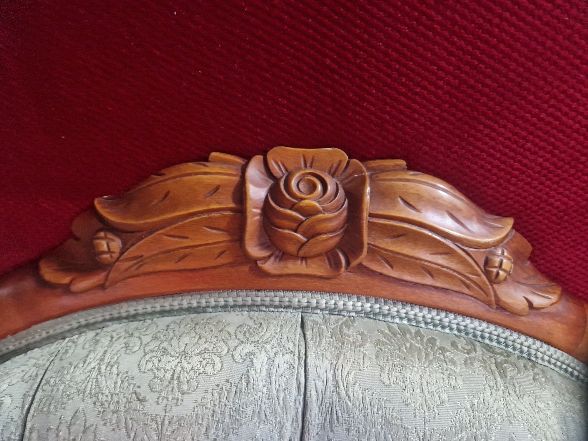 Sofa w stylu ludwikowskim