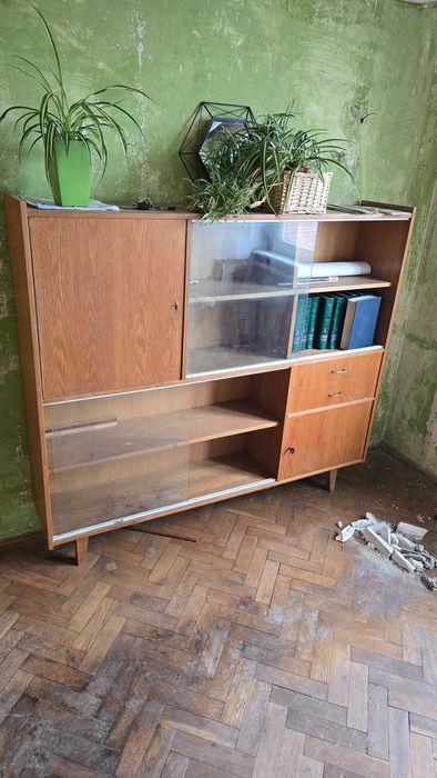 Kredens z lat 70-tych