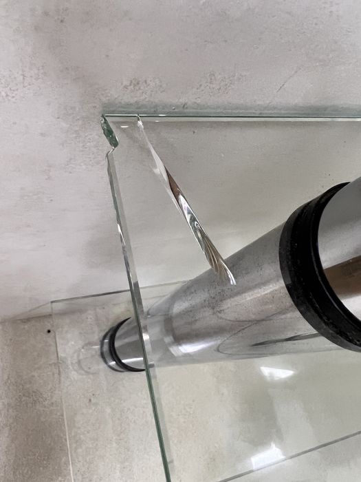 Столик під телевізор. Скляний