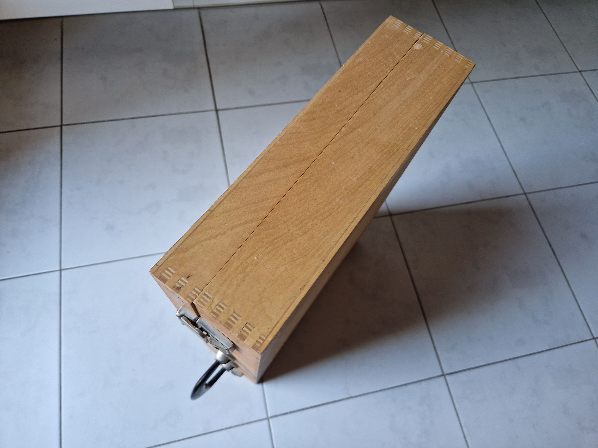 Drewniana walizka 10 x 35 x 50 cm, zamknięta, brak klucza