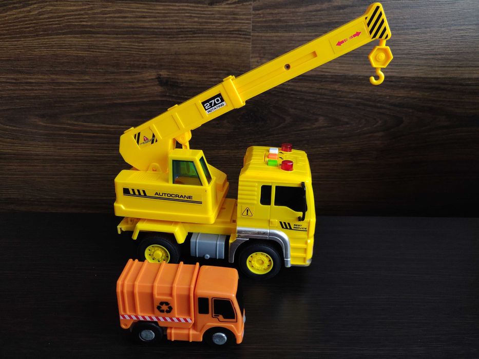 Грузовик с краном Gearbox желтого цвета + подарок.