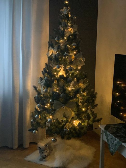 Штучна ялинка без прикрас