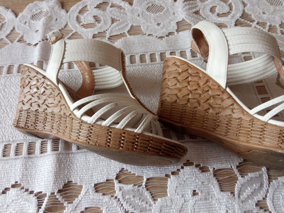 Sandały na koturnie