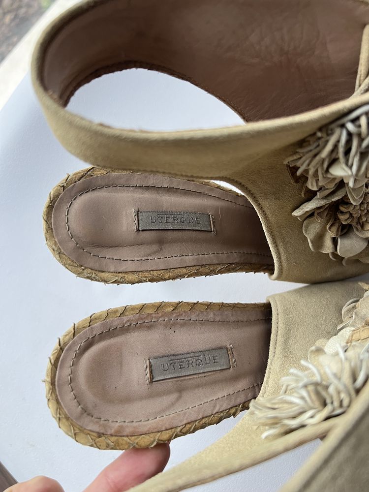 Sandalias Uterque com flores e atacadores