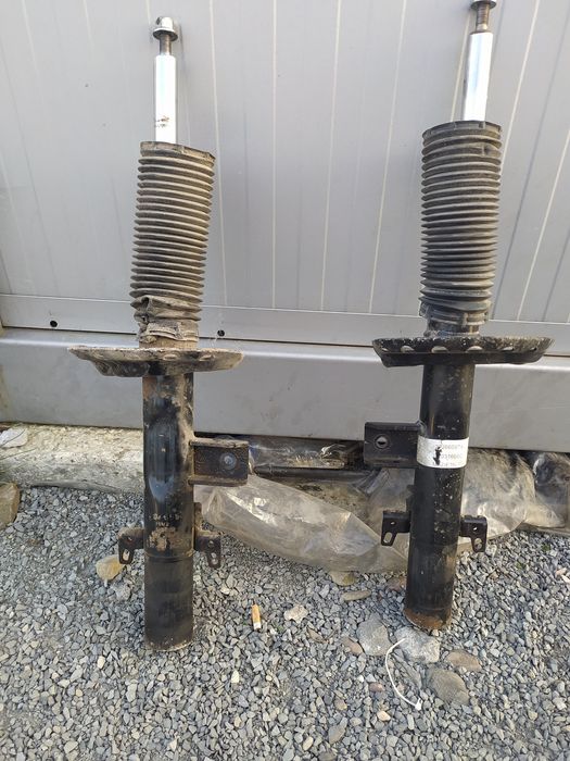 Продам задние амортизаторы на Ленд Ровер Фрилендер 2