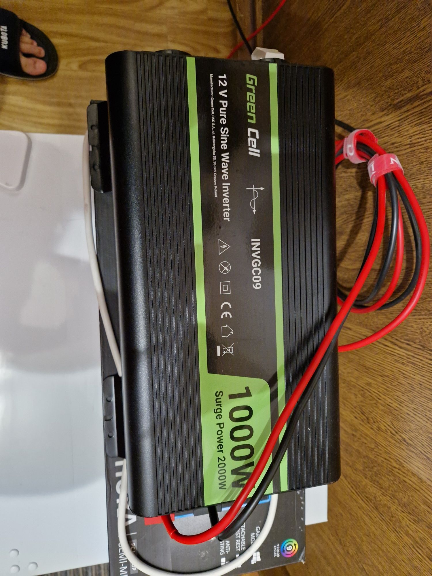 Zestaw solarny : relingi,  panel PV, regulator,  akumulator plus inne.