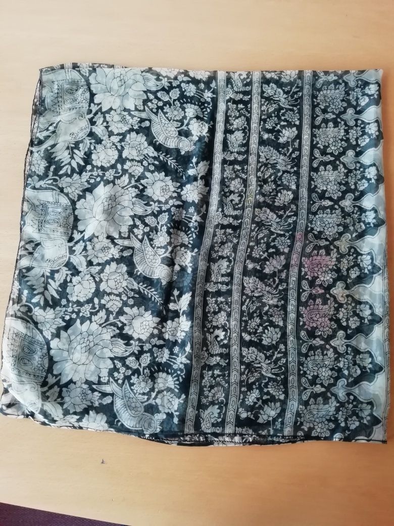 Conjunto de lenços de seda.