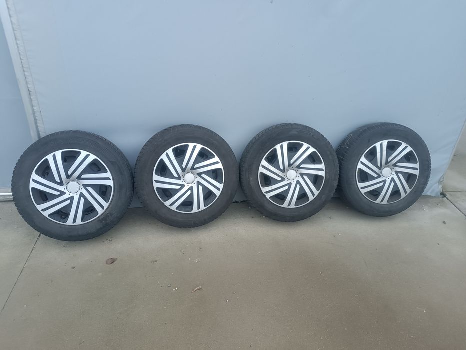Komplet felg stalowych z kołpakami i 4x108 15 cali opony zimowe 185/65