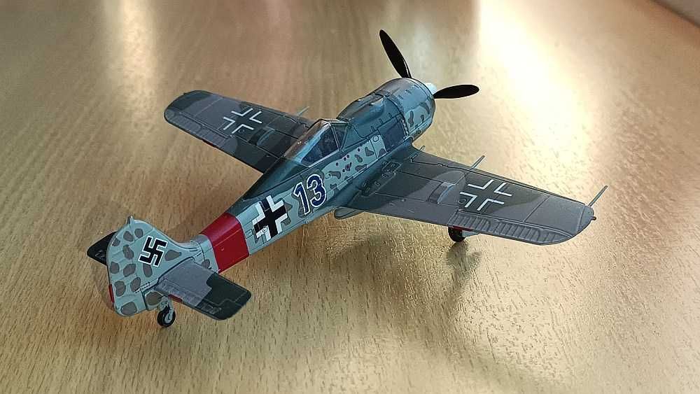 1945 Fucke-Wulf  FW 190A-8, SKALA 1:72, METAL, PILOT