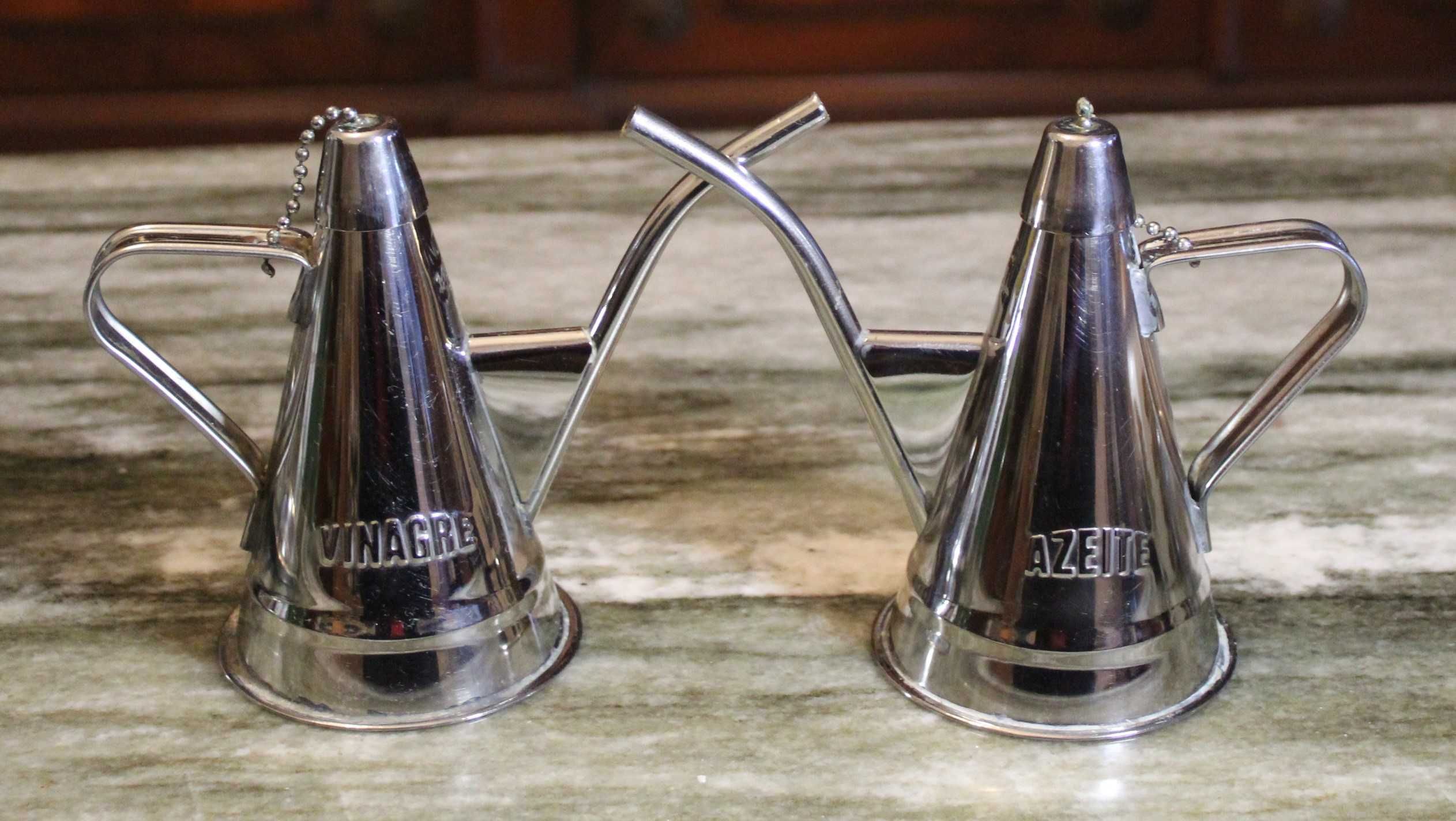 Galheteiro vintage em inox, com um design funcional e clássico.
