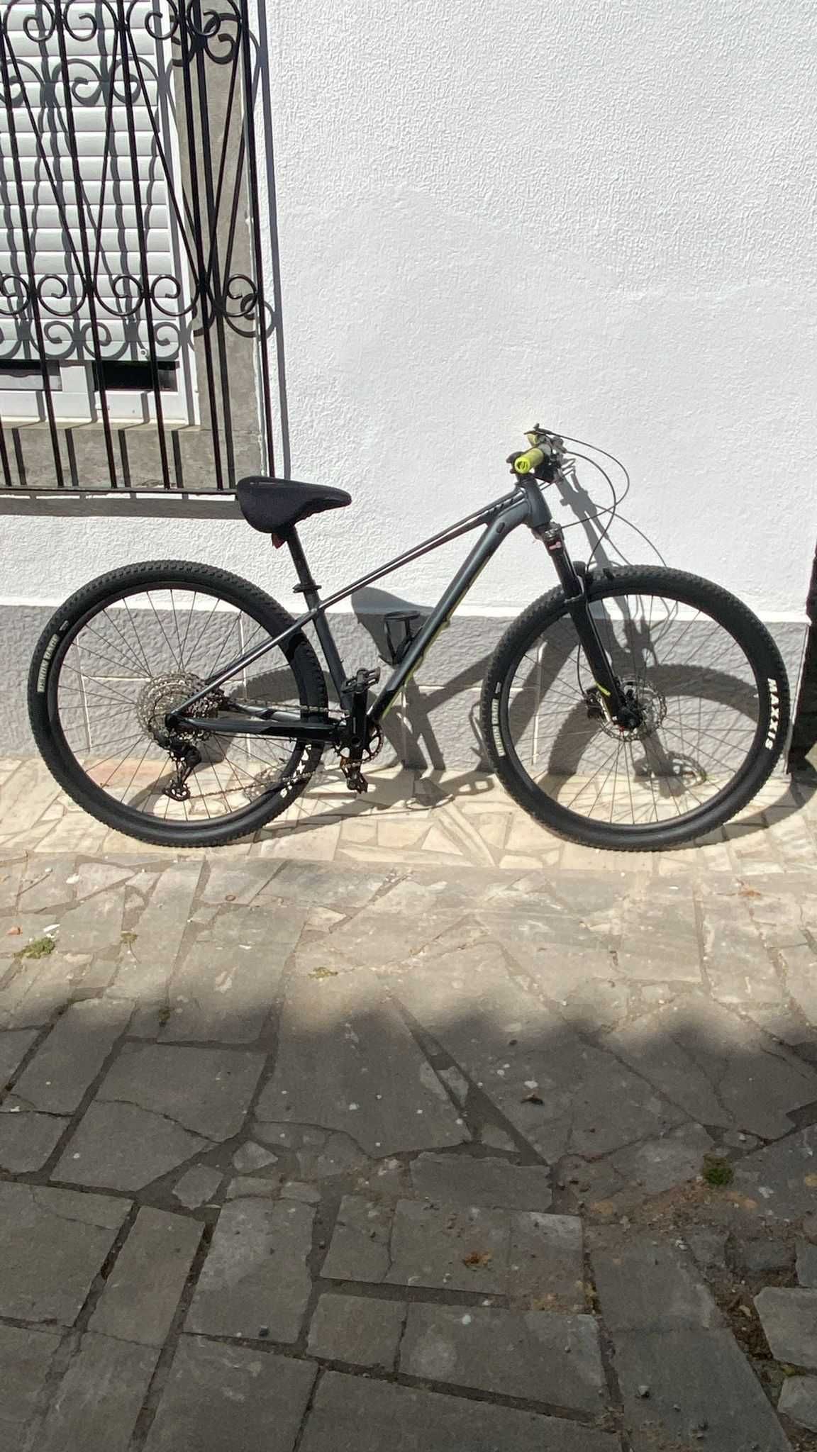 Bicicleta Scale 980 Dark Grey SCOTT em aluminio, como nova