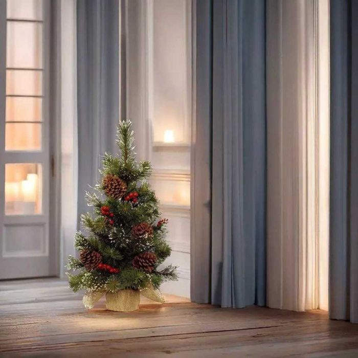 Choinka sztuczna zdobiona szyszki jarzębina w osłonce z juty