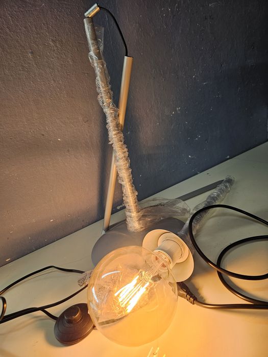 Lampa stojąca Podłogowa, wysoka  z żarówka . Stan Nowa