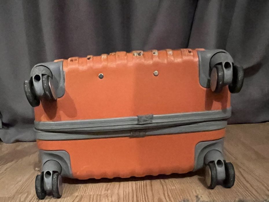 Чемодан дорожный