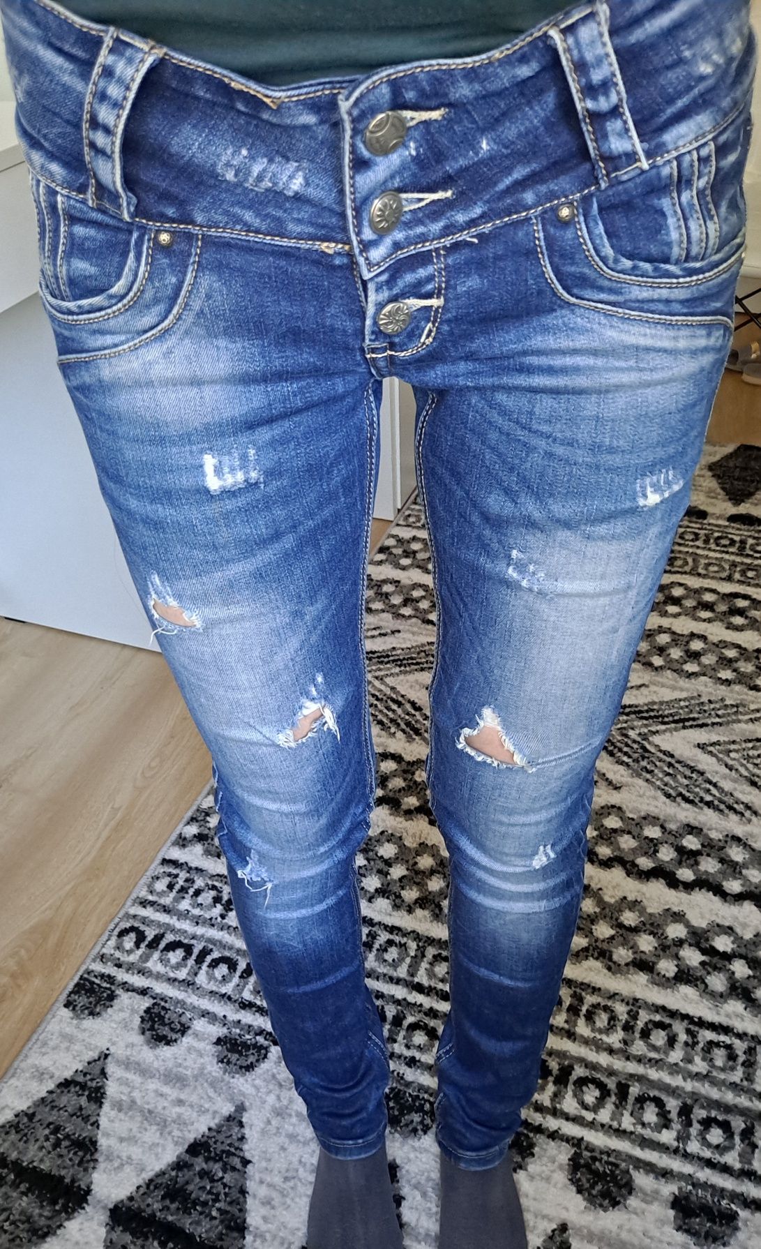 Jeansy Spodnie jeansowe damskie z dziurami