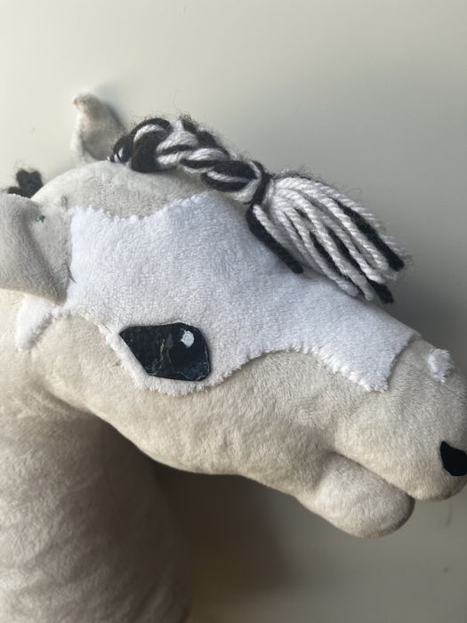 Kremowy jasny hobby horse łatciaty