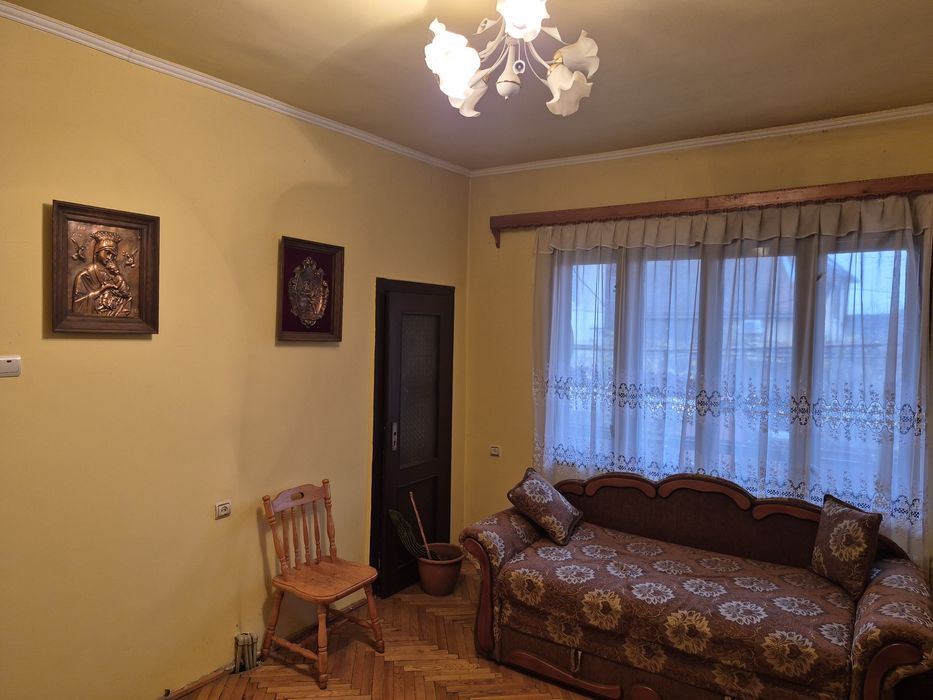 Продаж добротного будинку на два входи.