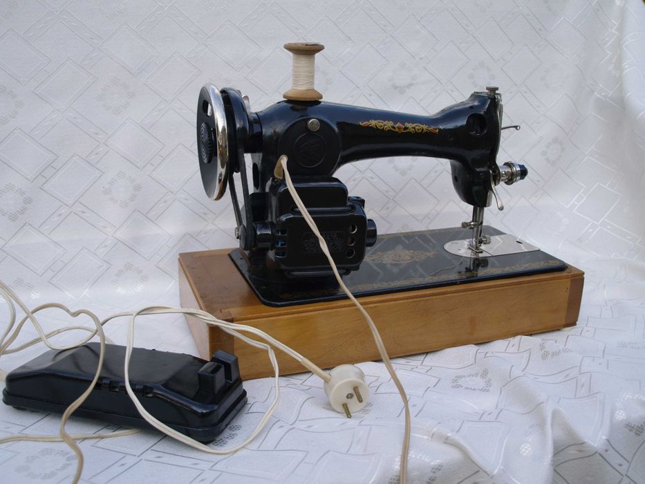 Elektryczna maszyna do szycia z 1984r.