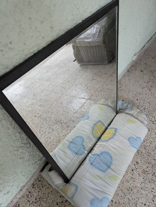 Espelho com estrutura de madeira