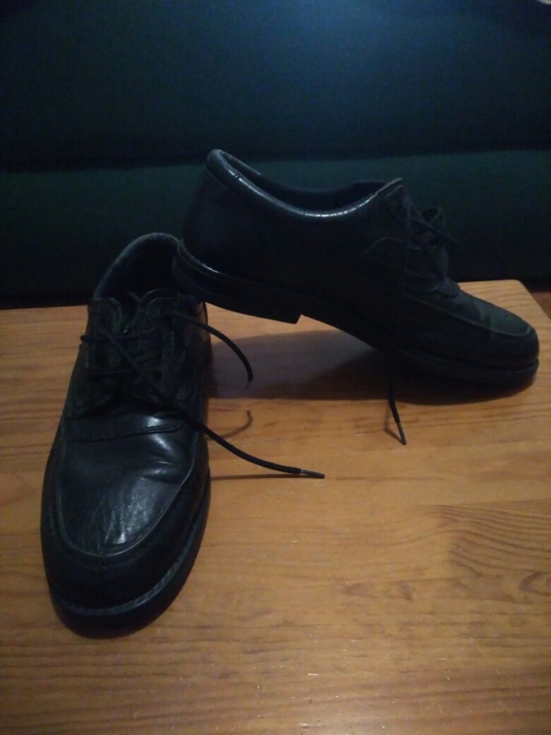 Sapatos pretos de pele