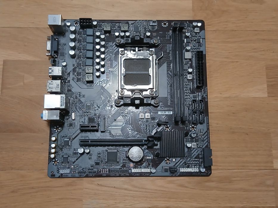 Материнская плата на AM5
