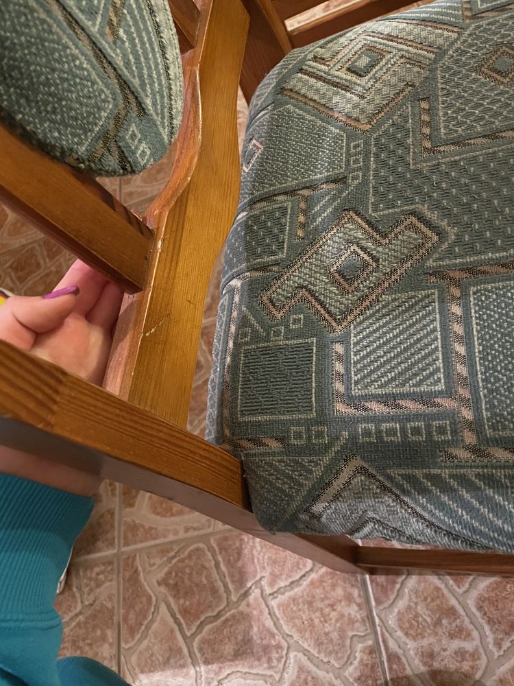 Komplet czterech krzeseł zielona tapicerka stan bdb drewniane stare