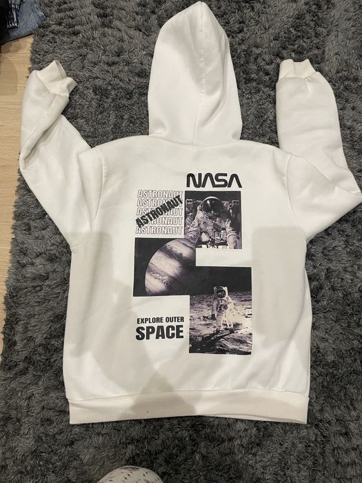 Swet branca com imagem da nasa