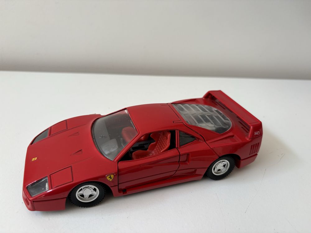 Model Ferraru F40 1:24 Polistil Tonka (bburago maisto welly)