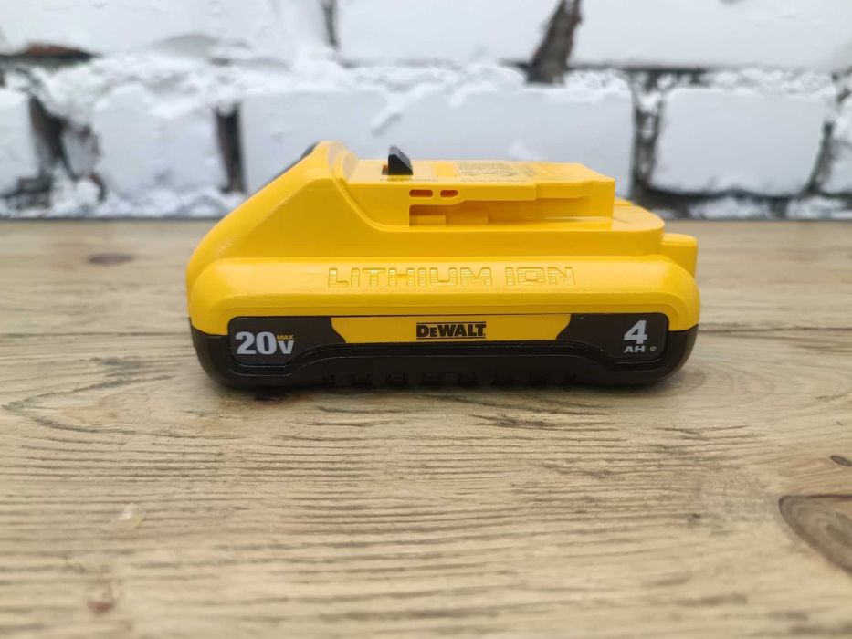 Аумулятор батарея DeWalt 4AH 20V DCB240 з США Оригінал