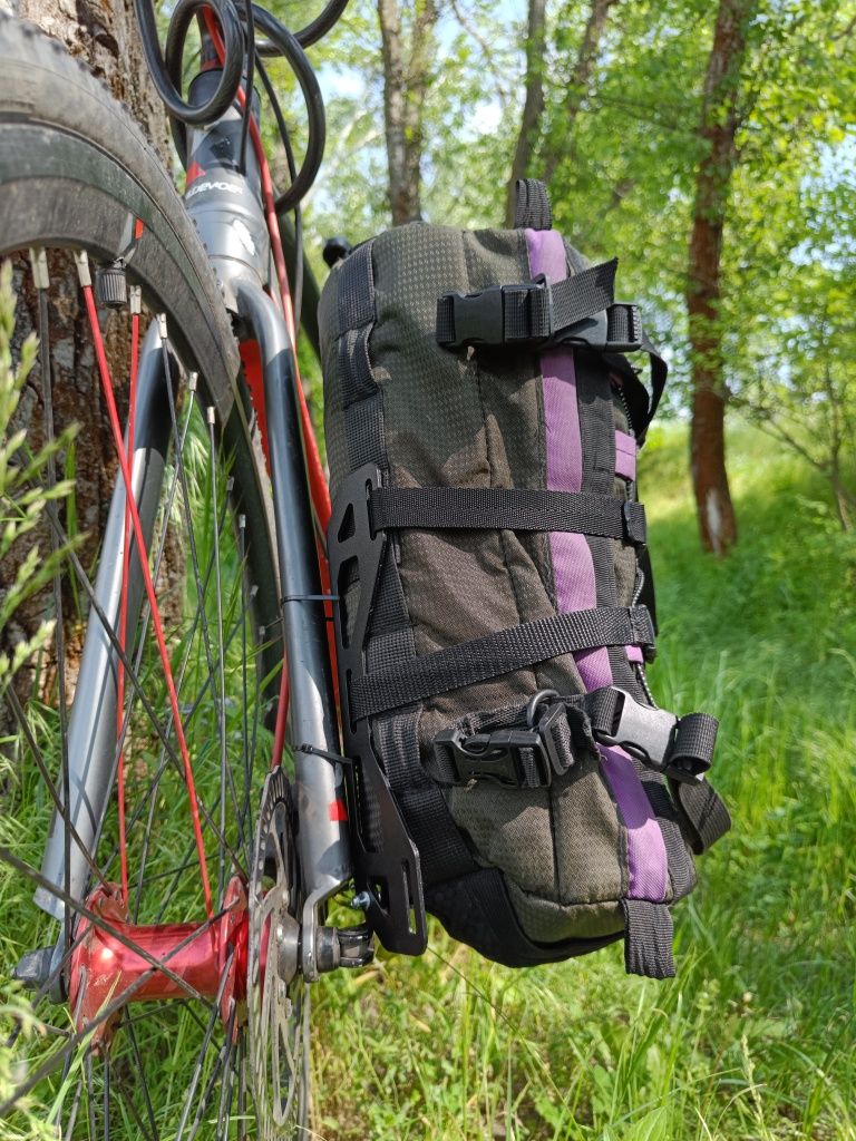 Кріплення bike cage сумки на вилку. байкпак bikepacking